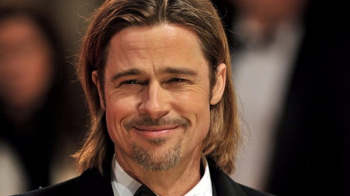 Brad Pitt wurde nun dabei gesichtet, wie er in Beverly Hills im Rollstuhl eine Klinik verlie&szlig; (Foto)