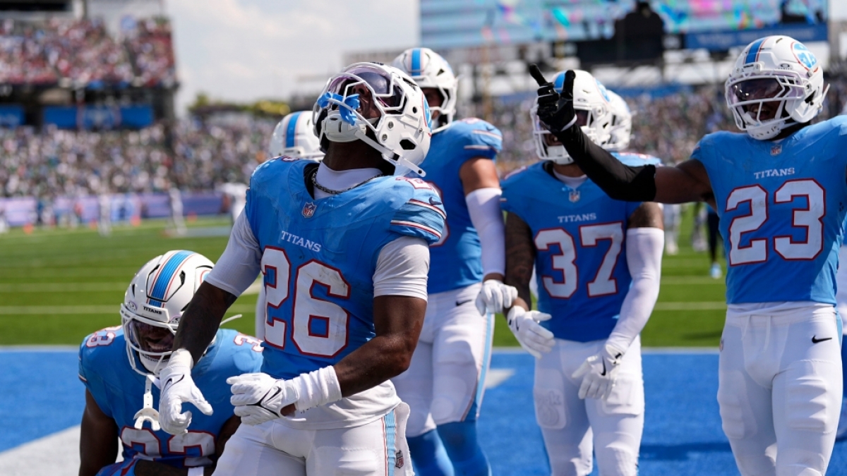 American Football, M&auml;nner: Tennessee Titans - Philadelphia Eagles, Marcus Harris (26), Cornerback der Tennessee Titans, feiert mit seinen Teamkollegen. (Foto)