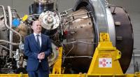 Bundeskanzler Olaf Scholz steht vor der in Kanada für die Erdgas-Pipeline Nord Stream 1 gewarteten Turbine, die für den Weitertransport nach Russland bereitsteht.