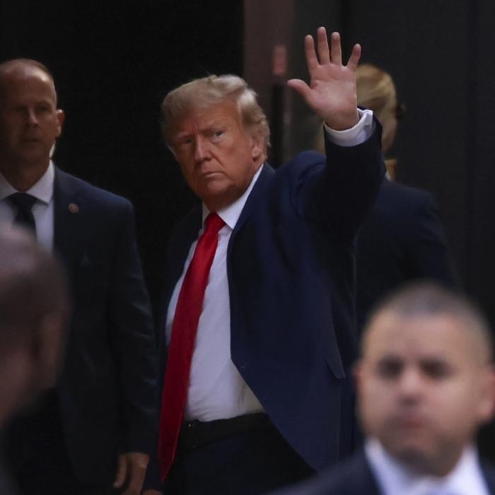 Ex-Präsident nach Anklage vor Gericht erwartet - Trump-Ultras protestieren