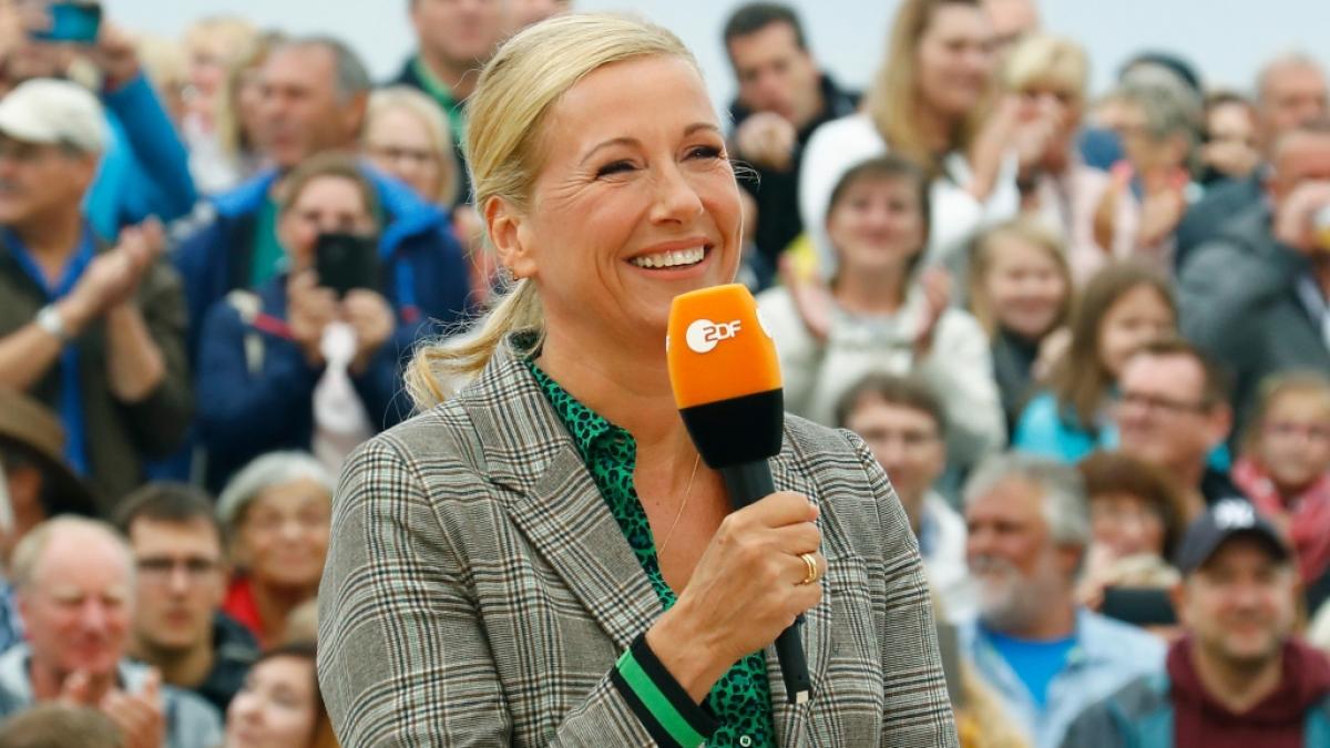 Andrea Kiewel lieferte am Sonntag (18.06.23) einen bunten und skurrilen Unterhaltungs-Mix im "ZDF Fernsehgarten". (Foto)