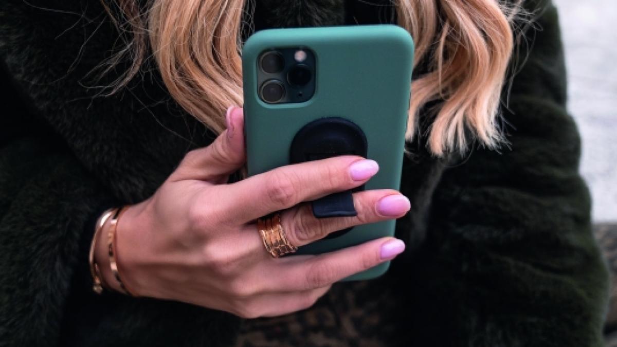 Das Smartphone liegt sicher in der Hand. (Foto)