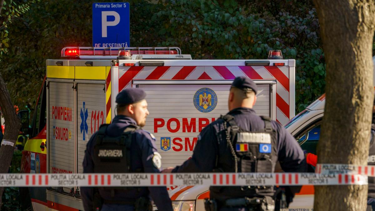 Rum&auml;nische Gendarmerie sperrt eine Stra&szlig;e in einem Wohngebiet ab, nachdem es in einem Wohnblock zu einer starken Explosion gekommen ist. (Foto)