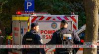 Rumänische Gendarmerie sperrt eine Straße in einem Wohngebiet ab, nachdem es in einem Wohnblock zu einer starken Explosion gekommen ist.