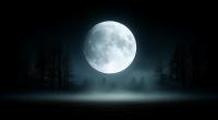 Im Februar leuchtet ein stürmischer Wintermond am Nachthimmel.