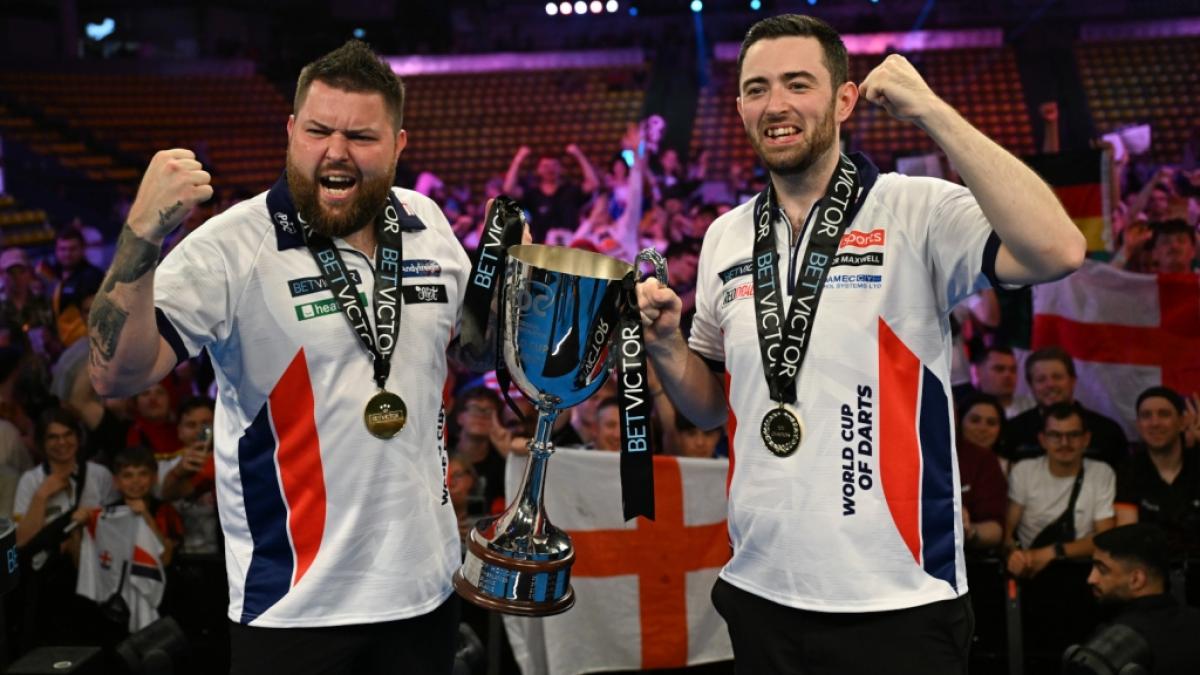 So sehen Sieger aus: Michael Smith und Luke Humphries feiern den Sieg von Team England beim World Cup of Darts 2024. (Foto)