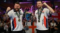 So sehen Sieger aus: Michael Smith und Luke Humphries feiern den Sieg von Team England beim World Cup of Darts 2024.