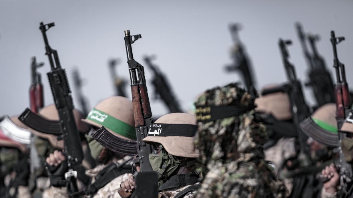Das Archivfoto zeigt pal&auml;stinensische K&auml;mpfer, die an einer milit&auml;rischen &Uuml;bung teilnehmen, die von der Hamas und anderen bewaffneten pal&auml;stinensischen Gruppierungen an einem Strand in Gaza organisiert wurde. (Foto)