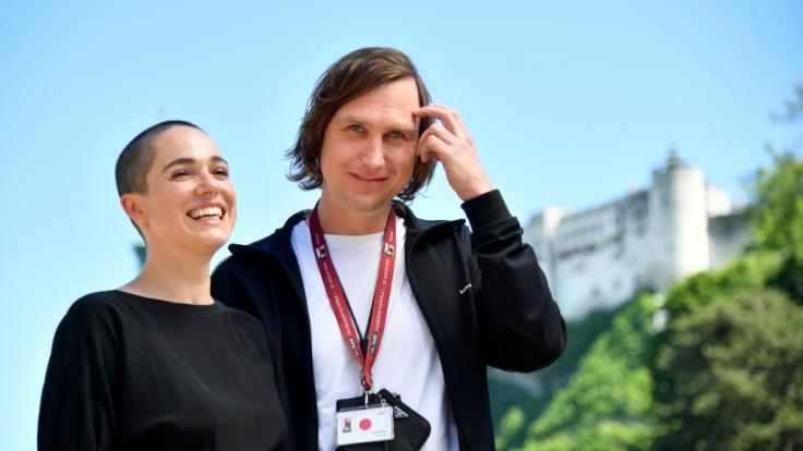 Die Schauspieler Verena Altenberger und Lars Eidinger bei einem Fototermin anlässlich des Stücks "Jedermann". (Foto)