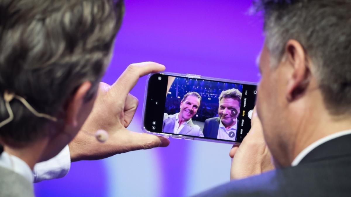 Markus Lanz und Robert Habeck, die hier f&uuml;r ein Selfie posieren, trafen am 4. Februar 2025 im ZDF-Talk erneut aufeinander. (Foto)