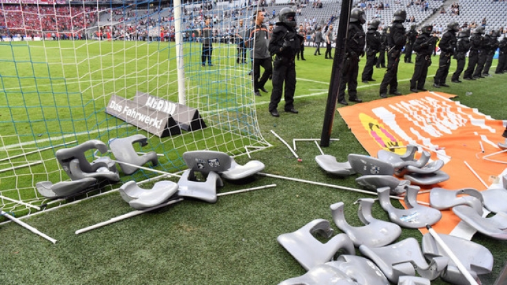 Sitzschalen flogen aus dem Block der Münchner Löwen auf den Torhüter Philipp Pentke.