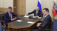 Wladimir Putin (M), Präsident von Russland, nimmt gemeinsam mit Dmitri Kosak (l), stellvertretender Premierminister von Russland, und Alexander Nowak, Energieminister von Russland, an einer Videokonferenz teil.