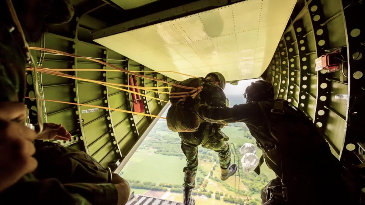 Bei einem &Uuml;bungssprung starb ein britischer Fallschirmj&auml;ger. (Foto)