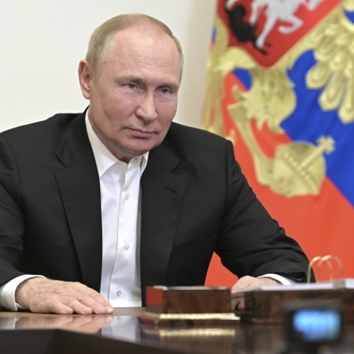 Training mit Kalaschnikows! Putin-Schergen lassen Kinder in Z-Formation marschieren