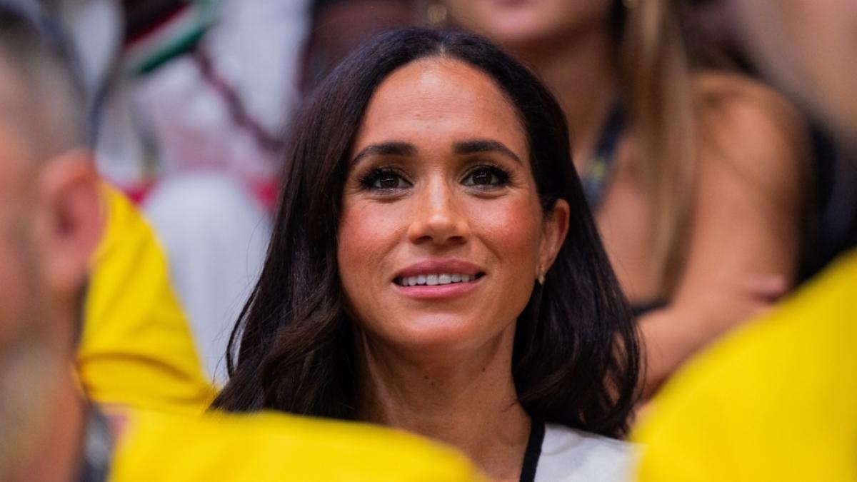 Nach ihrem Abschied vom britischen K&ouml;nigshaus wollte Meghan Markle in der Promi-Nachbarschaft von Montecito Fu&szlig; fassen - doch dort sinkt die Beliebtheit von Prinz Harrys Frau von Tag zu Tag. (Foto)