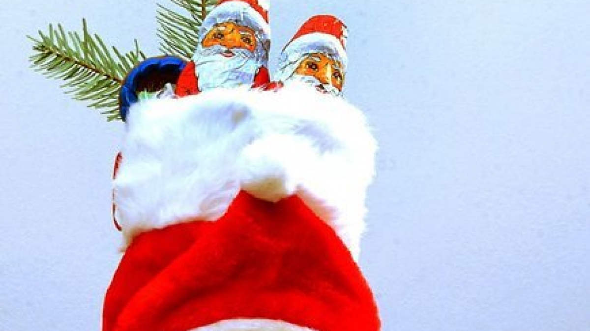 Ein mit S&uuml;&szlig;igkeiten gef&uuml;llter und mit Tannengr&uuml;n geschm&uuml;ckter Nikolausstiefel. (Foto)