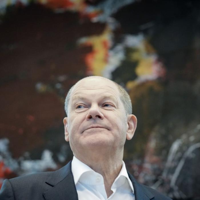 Bundeskanzler schmiert in Umfrage ab! Dieser Politiker triumphiert