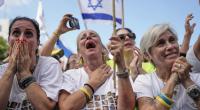 Menschen versammeln sich, um eine Live-Übertragung der Freilassung von Geiseln aus dem Gazastreifen auf dem Geiselplatz zu verfolgen.