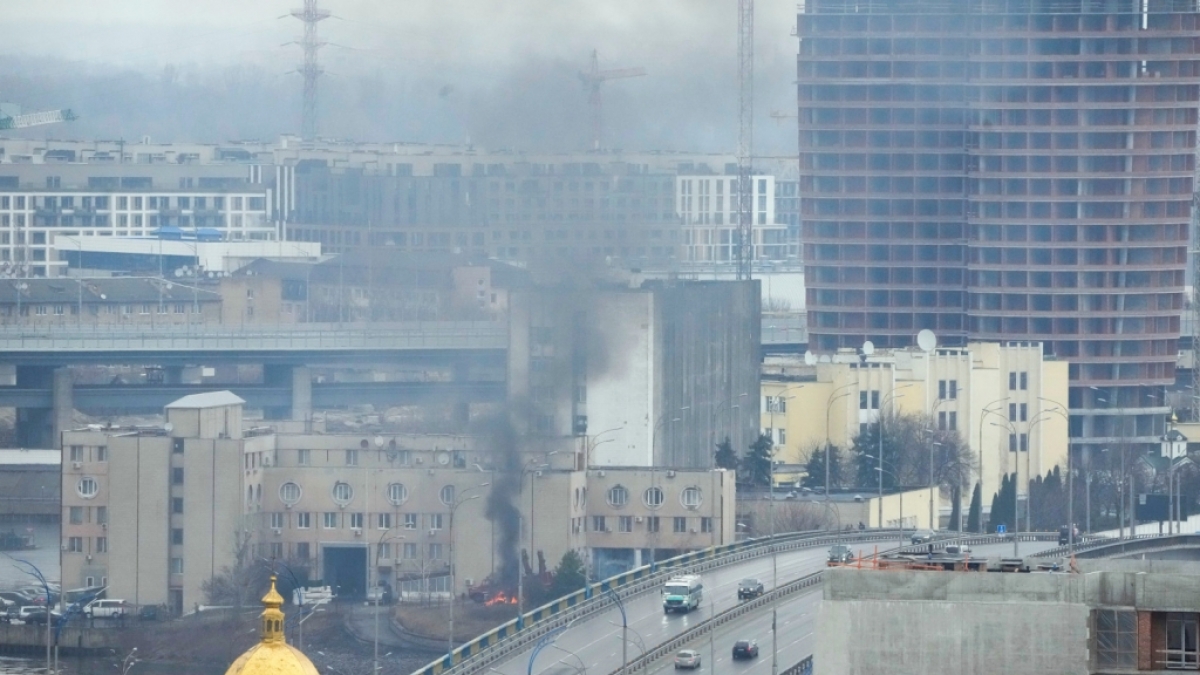 Rauch und Flammen steigen in der N&auml;he eines Milit&auml;rgeb&auml;udes in Kiew nach einem offensichtlichen russischen Angriff auf. (Foto)