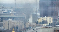 Rauch und Flammen steigen in der Nähe eines Militärgebäudes in Kiew nach einem offensichtlichen russischen Angriff auf.