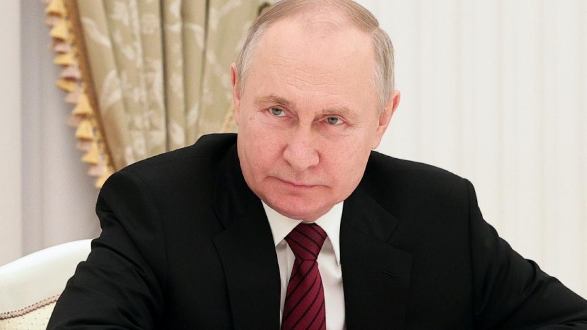 Zum Abschied winkte Wladimir Putin w&auml;hrend einer Rede in die Kamera. (Foto)