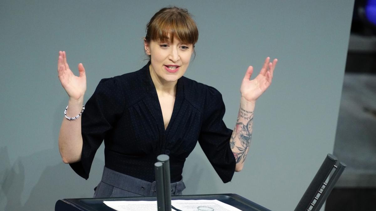 Heidi Reichinnek kn&ouml;pft sich im Bundestag erneeut Friedrich Merz vor. (Foto)