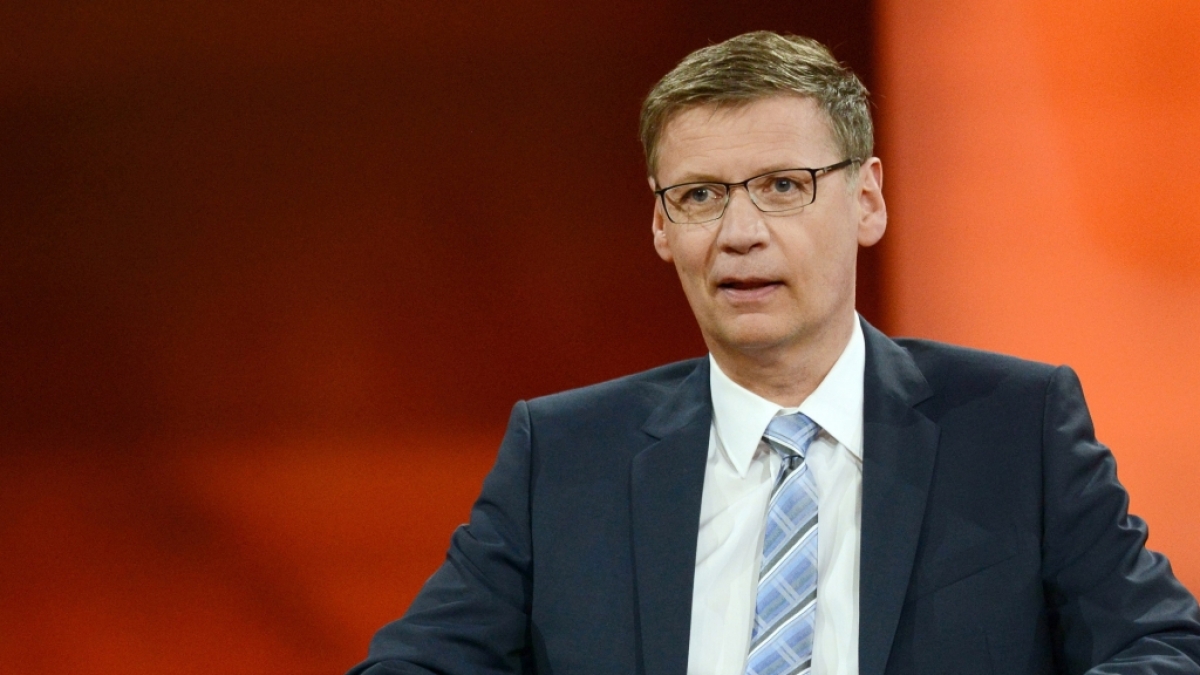 Moderator G&uuml;nther Jauch im Berliner Studio seiner ARD-Talkreihe "G&uuml;nther Jauch". (Foto)