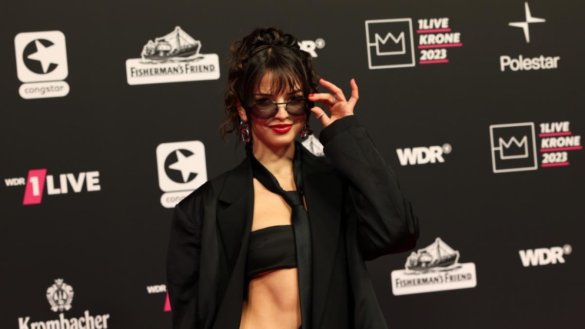 Nina Chuba mit Korsagen-Hingucker im neuen Musikvideo "Nina". (Foto)