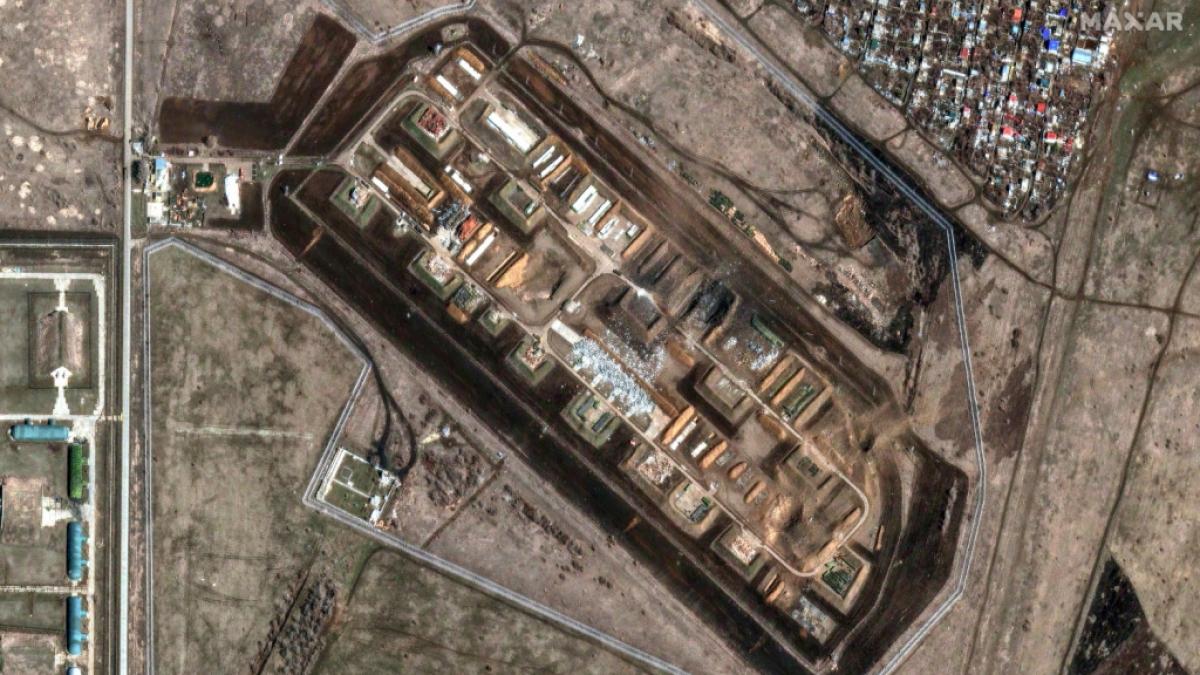 Dieses Satellitenfoto zeigt ein besch&auml;digtes Munitions- und Waffenlager auf dem russischen Luftwaffenst&uuml;tzpunkt in Engels. (Foto)