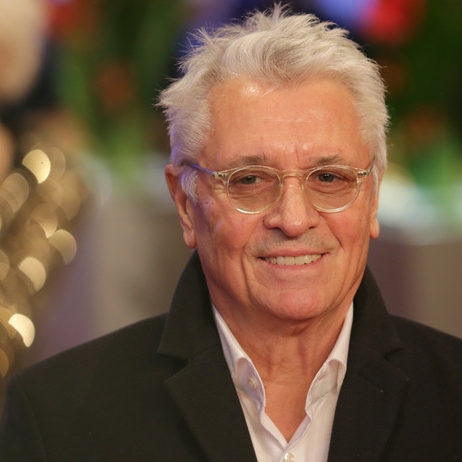 So lebt der Schauspieler mit Ehefrau und Freundin