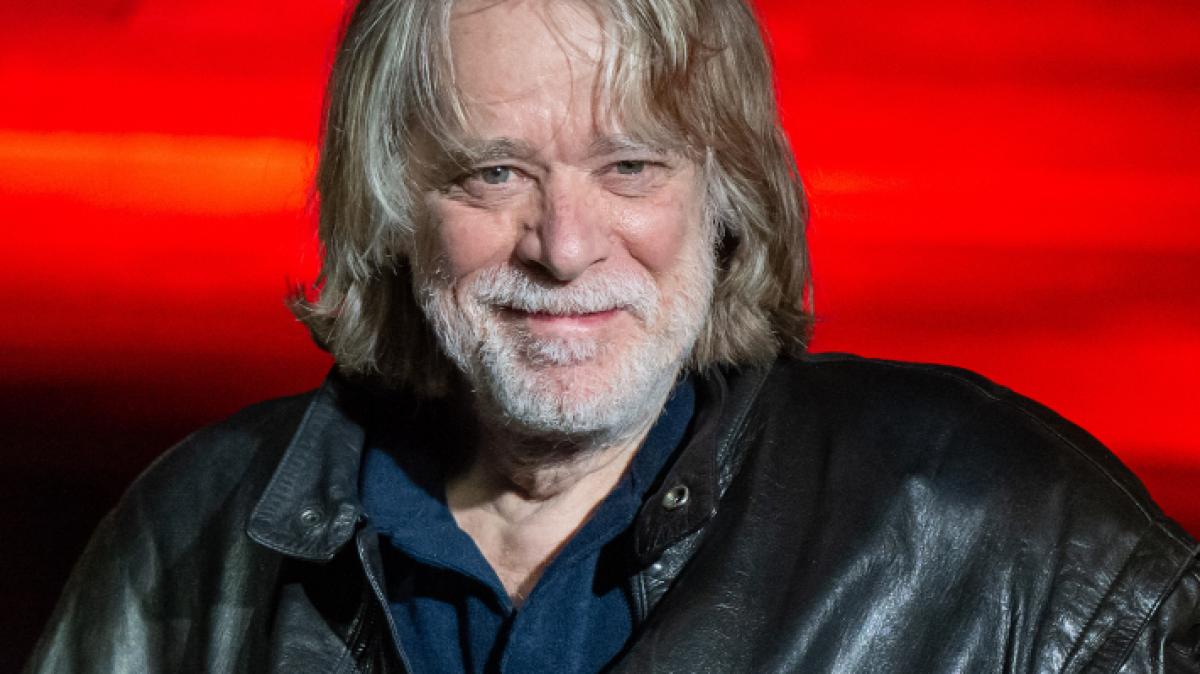 Helge Schneider verwunderte seine Fans mit einem Stock-Auftritt. (Foto)