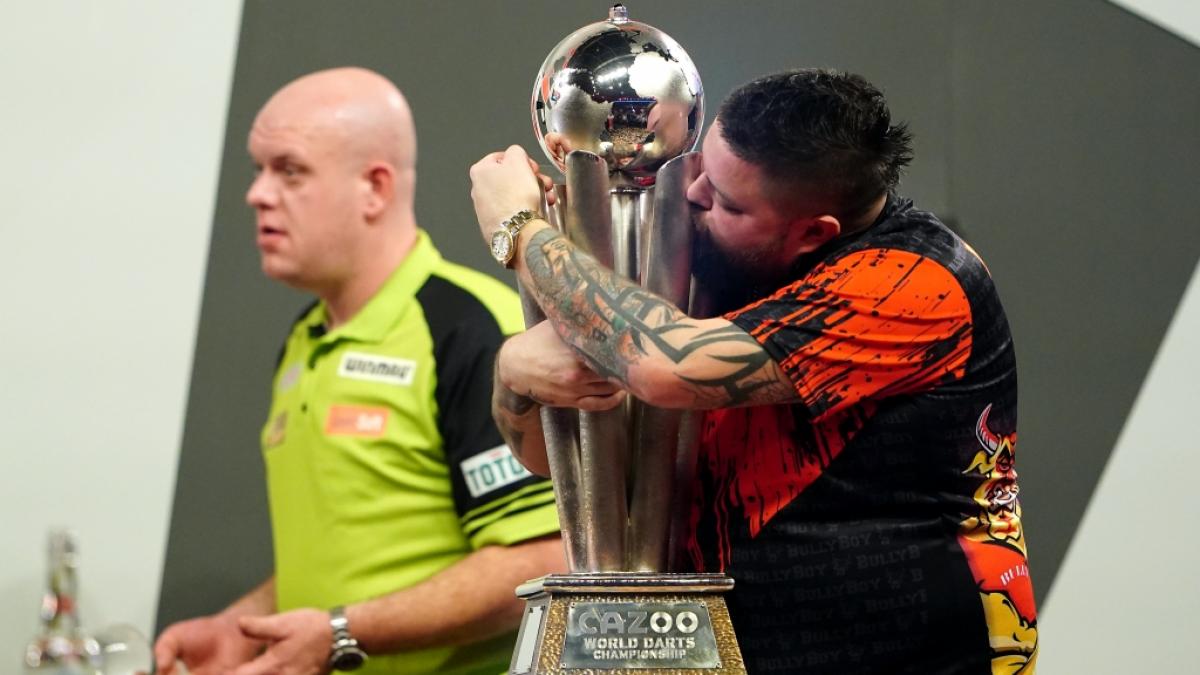 Ein K&uuml;sschen vom neuen Weltmeister: Michael "Bully Boy" Smith herzt die Sid-Waddell-Trophy nach dem Finalsieg bei der Darts-WM 2023. (Foto)