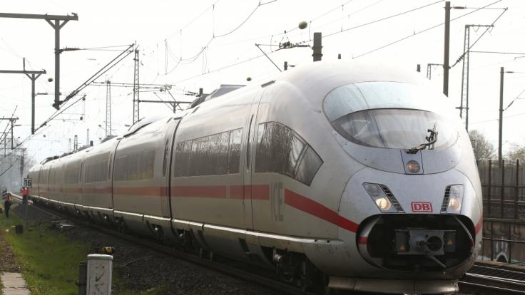 BahnChaos in NRW aktuell Reisende sitzen in Düsseldorf