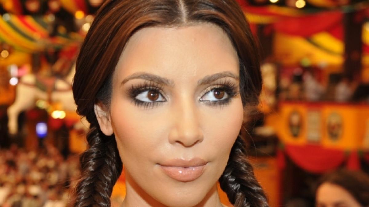 Kim Kardashian 2010: Schon früh wusste der Reality-Star, wie sie sich vor den Kameras perfekt in Szene setzt. Ihr Look: glamourös, feminin und mit dunkler Mähne. (Foto)