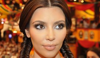 Kim Kardashian 2010: Schon früh wusste der Reality-Star, wie sie sich vor den Kameras perfekt in Szene setzt. Ihr Look: glamourös, feminin und mit dunkler Mähne.