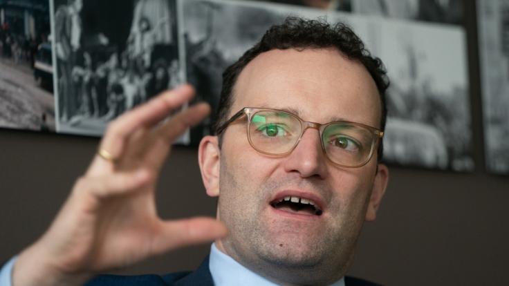 Bundesgesundheitsminister Jens Spahn hat seine Pläne für ein Verbot sogenannter Konversionstherapien gegen Homosexualität verschärft.