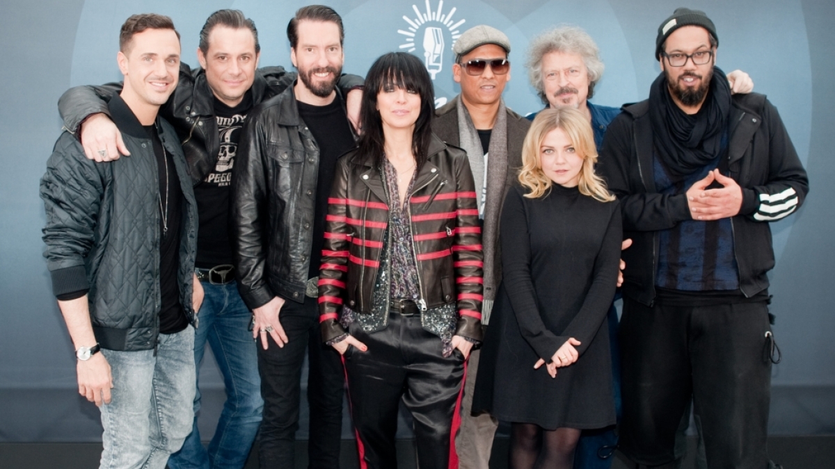 Jan Dettwyler alias "Seven" (links) mit den Kandidaten und Gastgeber Xavier Naidoos bei "Sing meinen Song": Sascha Vollmer und Alec V&ouml;lken von "The Bosshoss", Nena, Annett Louisan, Wolfgang Niedecken und Samy Deluxe. (Foto)