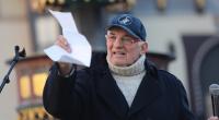 Schauspieler Heinz Hoenig liegt mit einem 