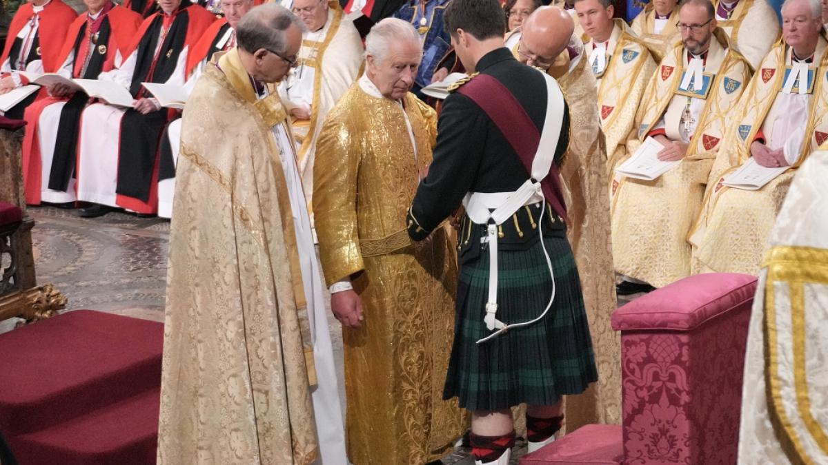 Bei K&ouml;nig Charles' Kr&ouml;nung zog der "Hot Equerry" alle Blicke auf sich - nicht zuletzt wegen seines smarten Schottenrocks. (Foto)
