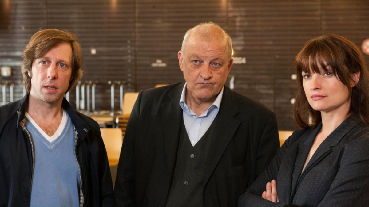 Ekki (Oliver Korittke, l.), Georg Wilsberg (Leonard Lansink, M.) und Alex (Ina Paule Klink, r.) blicken skeptisch auf das Geschehen. (Foto)
