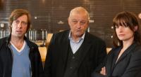 Ekki (Oliver Korittke, l.), Georg Wilsberg (Leonard Lansink, M.) und Alex (Ina Paule Klink, r.) blicken skeptisch auf das Geschehen.