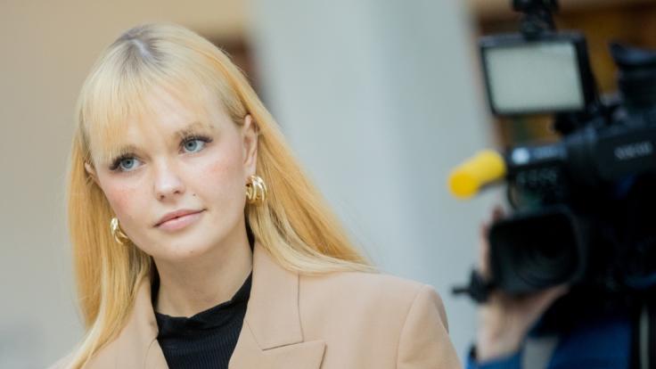 Model Bonnie Strange zeigt Haut bei Instagram.