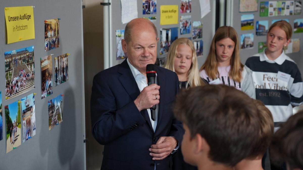 Olaf Scholz sprach mit Sch&uuml;lern im brandenburgischen Kleinmachnow &uuml;ber die Klimaaktivisten der "Letzten Generation". (Foto)