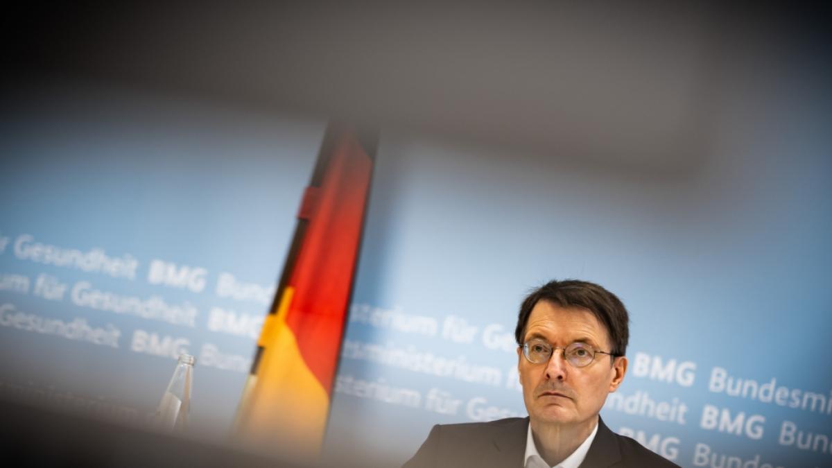 Karl Lauterbach (SPD), Bundesminister f&uuml;r Gesundheit, schlie&szlig;t eine Versch&auml;rfung der aktuellen Corona-Ma&szlig;nahmen nicht aus. (Foto)