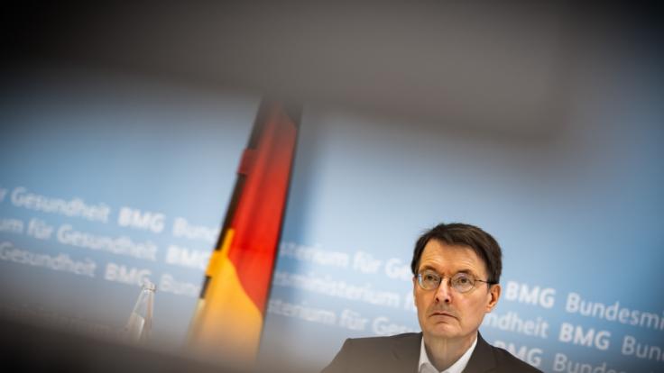 Karl Lauterbach (SPD), Bundesminister für Gesundheit, schließt eine Verschärfung der aktuellen Corona-Maßnahmen nicht aus. (Foto)