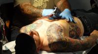 Wer sich ein Tattoo stechen lässt, sollte die frische Körperkunst penibel pflegen (Symbolbild).