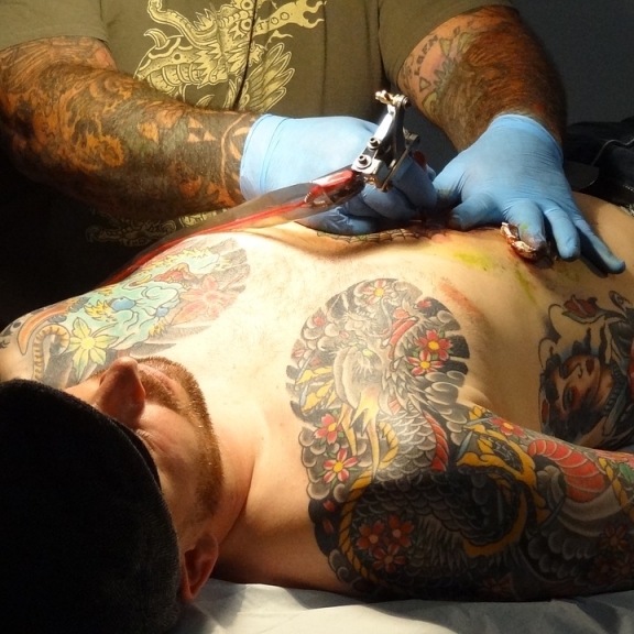 Mann geht mit frischem Tattoo schwimmen - mit tödlichen Folgen