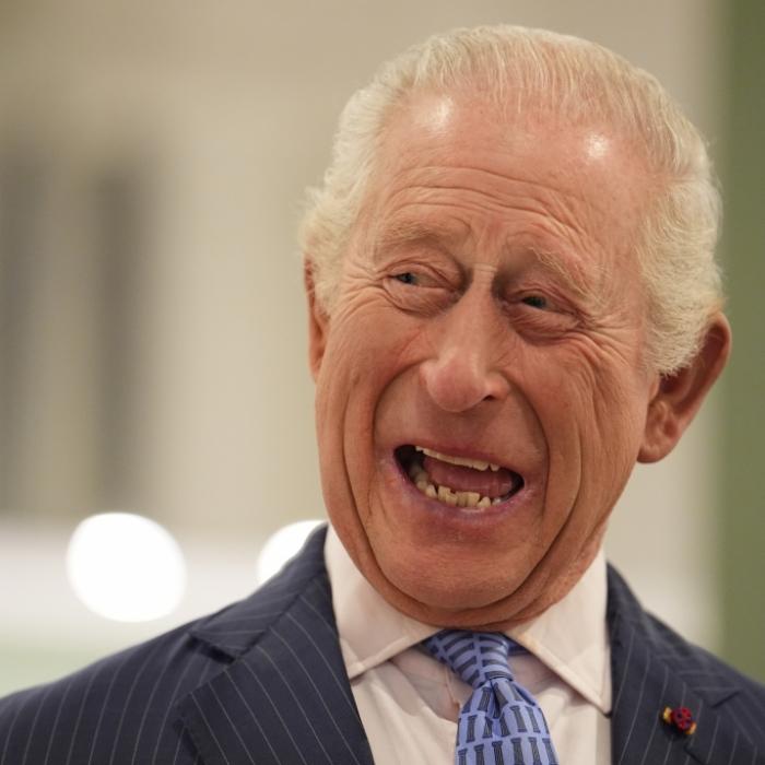 Er hackt sich Teile seiner Finger ab - Briten-Monarch gesteht Garten-Fauxpas