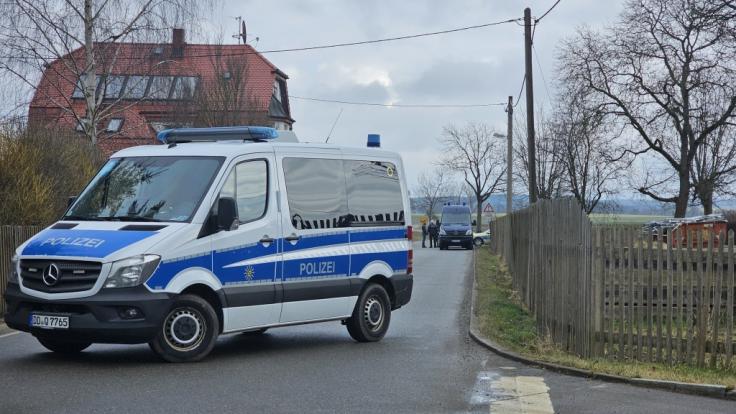 In der Gemeinde Neumark im Vogtland sind drei Leichen gefunden worden. Zwei davon seien Kinder, teilte eine Polizeisprecherin mit.