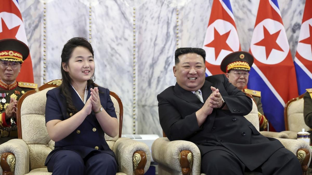 Zur Mega-Milit&auml;r-Parade brachte Kim Jong-un seine Tochter mit. (Foto)